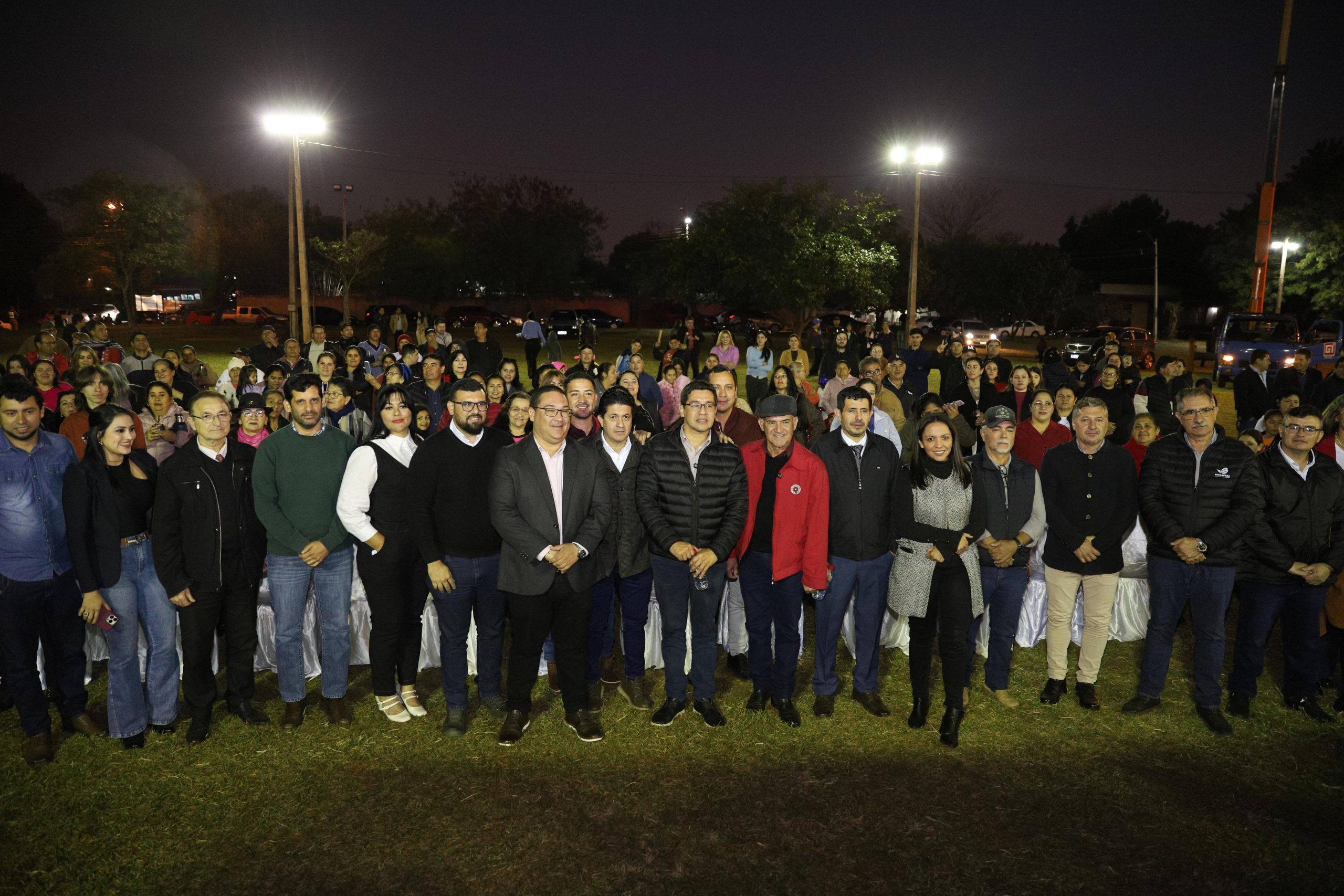 Autoridades y comunidad en el acto de inicio de obra del Centro Cultural de Hernandarias